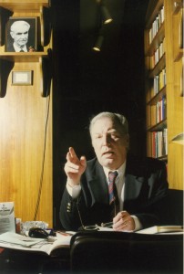 1997_Am Schreibtisch_mit Radnitzky-Foto im Hintergrund