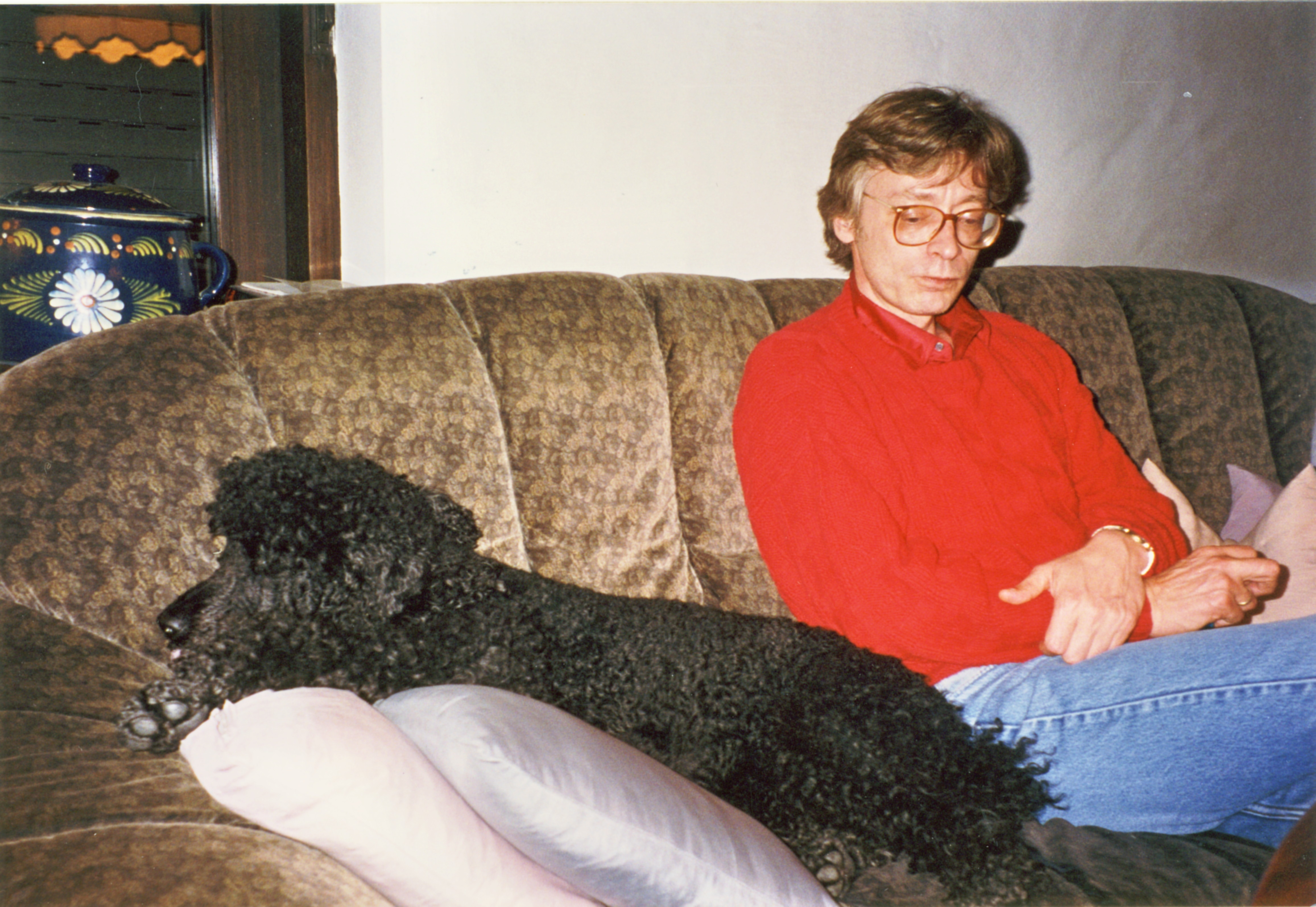 Hans-Hermann Hoppe auf der Couch in Roland Baaders Wohnzimmer, zusammen mit Gerard Radnitzkys Pudel Olga (1995)